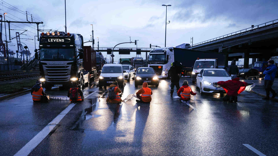 Nach Autobahnen nun auch Häfen und Flughäfen: Lebensmittel-Aktivisten weiten Proteste aus — RT DE