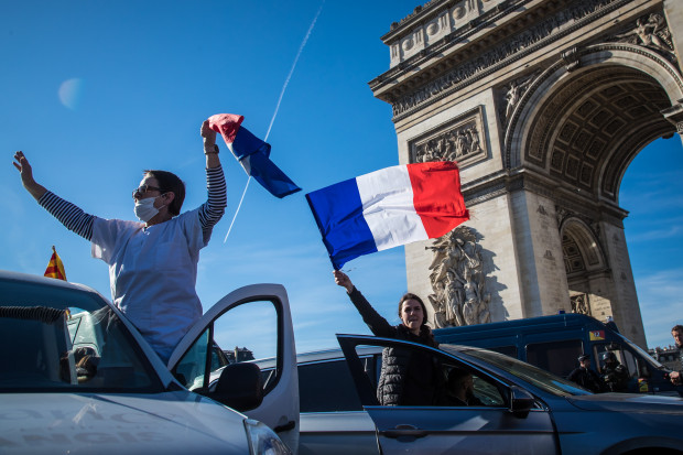 Paris sperrt den Protest aus: Tränengas und Radpanzer auf den Champs-Élysées