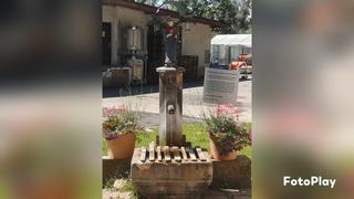 An der heiligen Sankt Leonhards Quelle ankommen. Heutige Quellentour